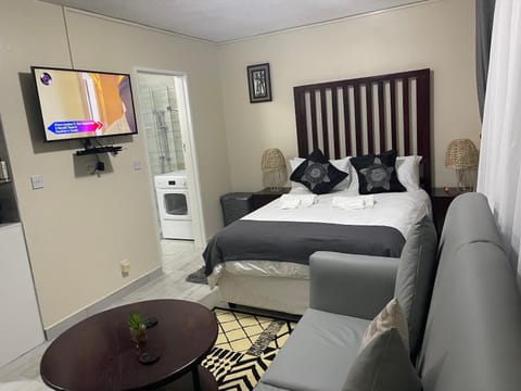 Bed, TV and multimedia, Kitchen or kitchenette, Living room, Bedroom