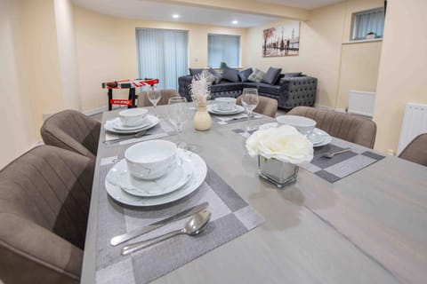 Beautiful, Peaceful, 5 Bedroom home with Hot Tub! House in Prestwich