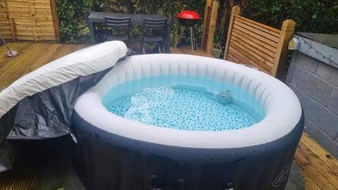 Beautiful, Peaceful, 5 Bedroom home with Hot Tub! House in Prestwich