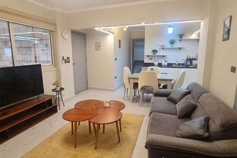 TV and multimedia, Kitchen or kitchenette, Living room, Seating area, Dining area, stove