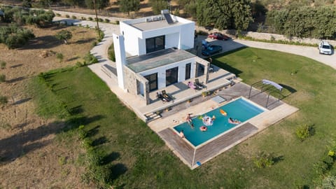 Property building, Spring, Day, Neighbourhood, Natural landscape, Bird's eye view, Garden, Garden view, Pool view, Street view, Swimming pool, Location, Parking, sunbed