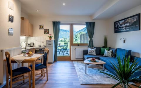 Kitchen or kitchenette, Living room, Seating area, Dining area
