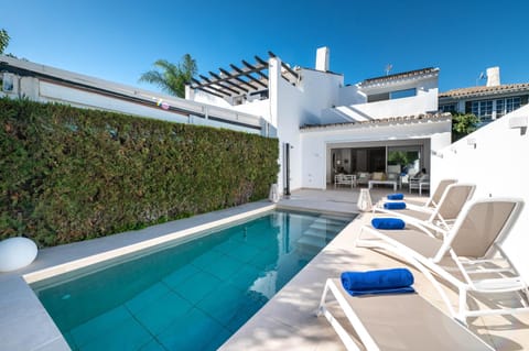 Property building, Day, Balcony/Terrace, Pool view, Swimming pool, sunbed