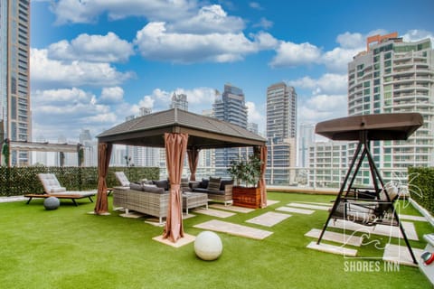 Property building, Communal lounge/ TV room, Spring, Day, Natural landscape, Garden, Evening entertainment, Garden view, Parking, sunbed