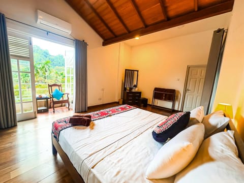 Photo of the whole room, Bedroom, towels