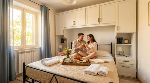 Bedroom, Breakfast