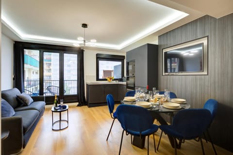TV and multimedia, Living room, Seating area, Dining area