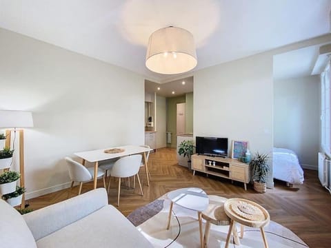 Communal lounge/ TV room, TV and multimedia, Living room, Dining area