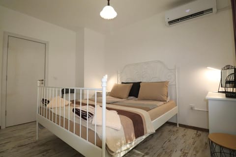 Bedroom, air conditioner
