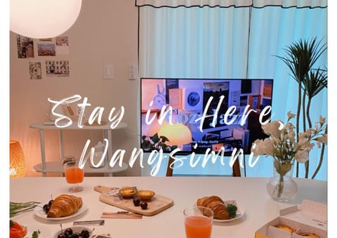 Communal lounge/ TV room, Coffee/tea facilities, Living room, Food and drinks, Food and drinks, Food, Food, Drinks, Drinks, Alcoholic drinks, Alcoholic drinks, Non alcoholic drinks, Non alcoholic drinks