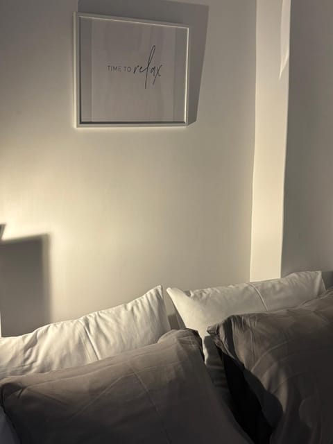 Bed, Photo of the whole room, Decorative detail, Bedroom