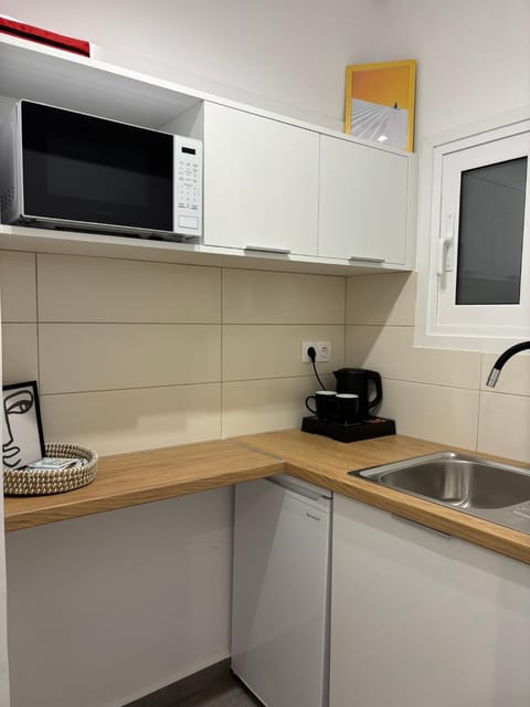 Coffee/tea facilities, Kitchen or kitchenette, Decorative detail, microwave, stove