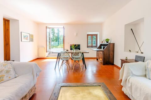 TV and multimedia, Living room, Seating area, Dining area