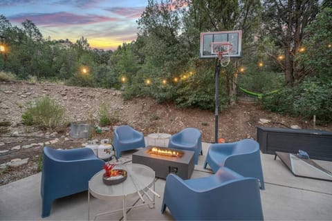 Zion Plush Family Escape HotTub, Games, Sleeps 14 House in Glendale