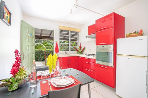 Kitchen or kitchenette, Dining area, oven, stove