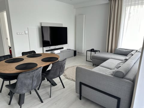 Communal lounge/ TV room, TV and multimedia, Living room, Seating area, Dining area, Evening entertainment