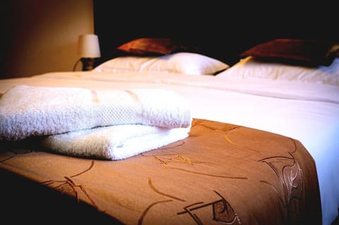 Bed, towels