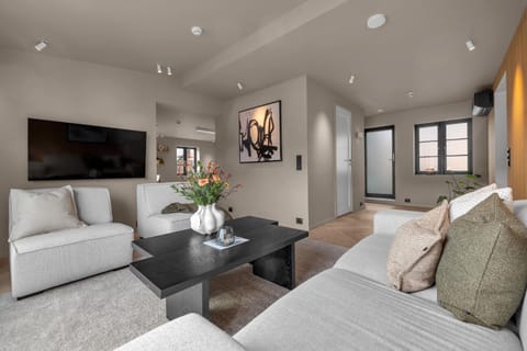 TV and multimedia, Living room, Seating area, Evening entertainment