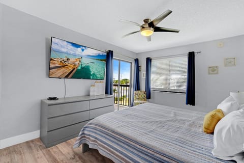 Great 1 bedroom 1 bath condo with heated pool Apartment in Butler Beach