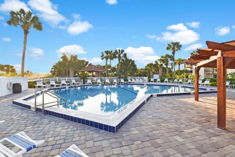 Great 1 bedroom 1 bath condo with heated pool Apartment in Butler Beach