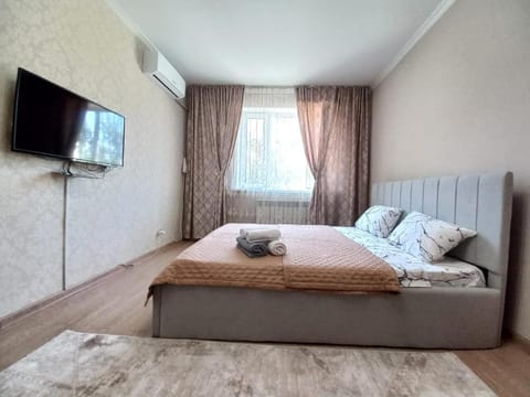 Bed, TV and multimedia, Bedroom, towels