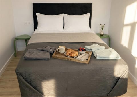 Bed, Photo of the whole room, Bedroom, internet, towels, towels