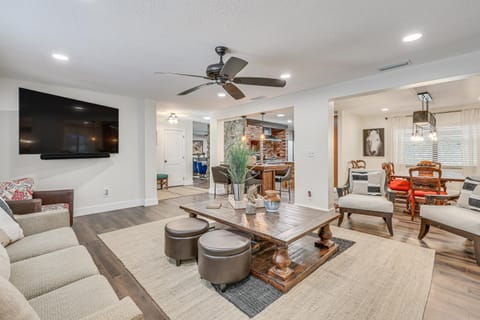 Game Room! Group Getaway 7 Mi to Adventure Island House in Lutz