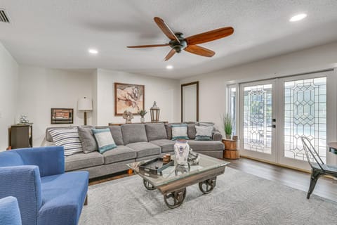 Game Room! Group Getaway 7 Mi to Adventure Island House in Lutz