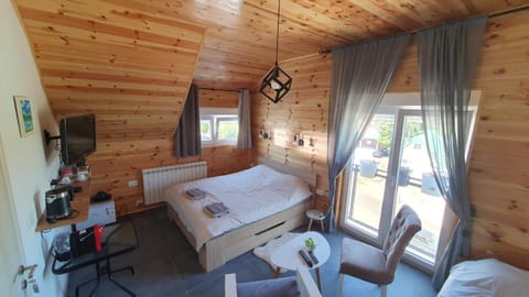 Bed, TV and multimedia, Photo of the whole room, Bedroom