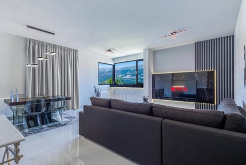 TV and multimedia, Living room, Dining area, Lake view, Mountain view