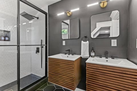 The Luxe Hot Tub Private Bar 12 Min to Horse Park House in Georgetown