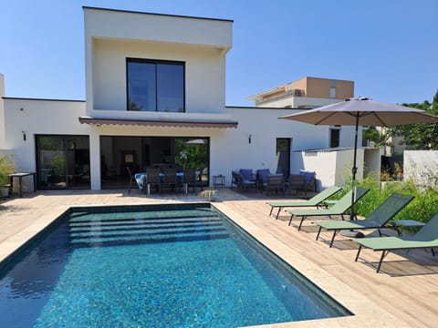 Property building, Patio, Day, Pool view, Swimming pool, sunbed