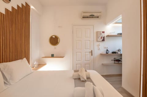 Bed, Kitchen or kitchenette, Photo of the whole room, Bedroom, towels, wardrobe, air conditioner