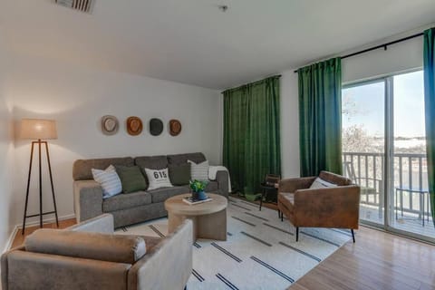 Splash & Explore Riverfront Near Broadway Apartment in East Nashville