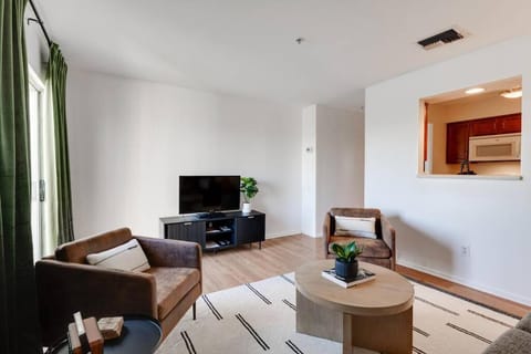 Splash & Explore Riverfront Near Broadway Apartment in East Nashville