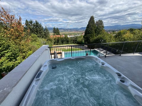 Day, Natural landscape, Hot Tub, View (from property/room), Balcony/Terrace, Mountain view, Pool view, Swimming pool