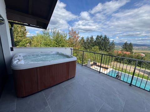 Day, Natural landscape, Hot Tub, View (from property/room), Balcony/Terrace, Mountain view, Pool view, Swimming pool