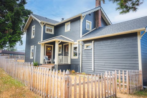 Peabody House - 1920s Cottage House in Port Angeles