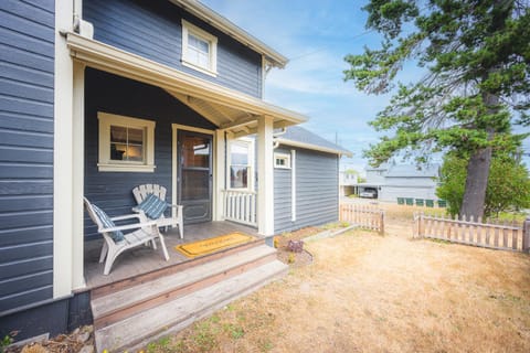 Peabody House - 1920s Cottage House in Port Angeles