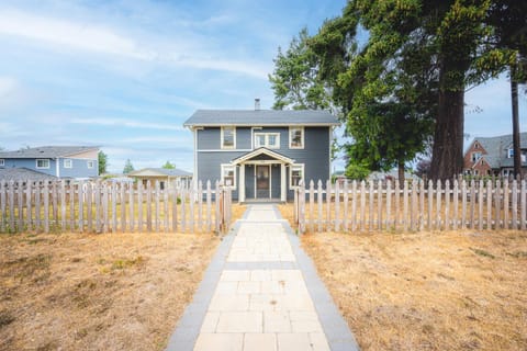 Peabody House - 1920s Cottage House in Port Angeles
