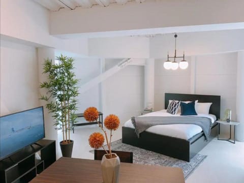 Bed, TV and multimedia, Bedroom