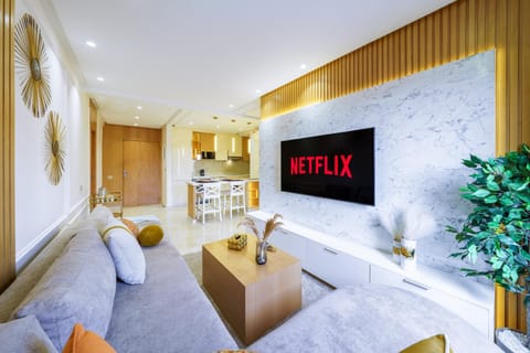 Communal lounge/ TV room, TV and multimedia, Kitchen or kitchenette, Living room, Seating area, Dining area, Evening entertainment