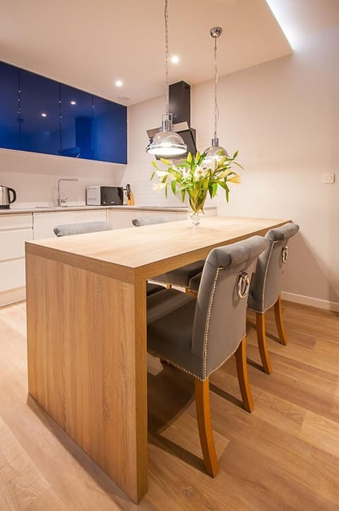 Kitchen or kitchenette, Dining area, stove