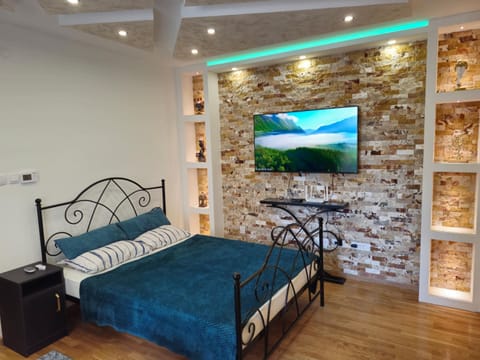 Bed, TV and multimedia, Photo of the whole room, Bedroom