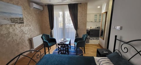 Photo of the whole room, Seating area