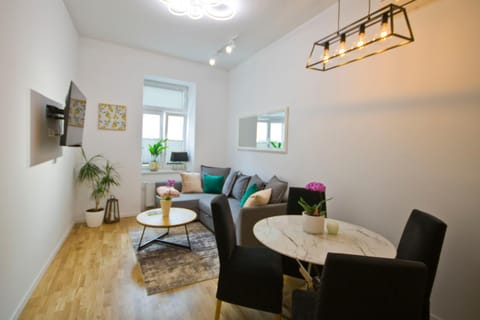 TV and multimedia, Seating area, Dining area