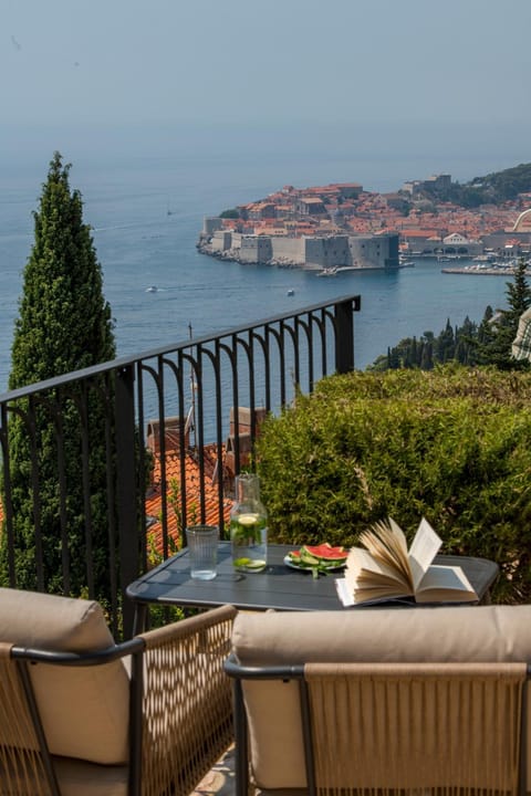 View (from property/room), Balcony/Terrace, Seating area, City view, Garden view, Landmark view, Sea view