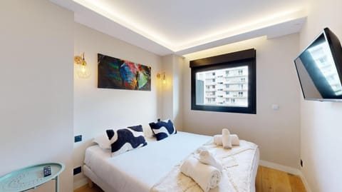 Bed, TV and multimedia, Bedroom, towels