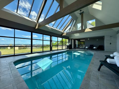 River view, Swimming pool, sunbed