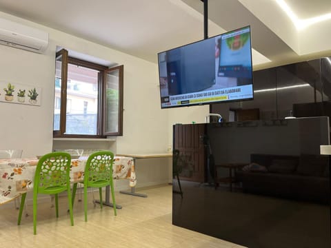 TV and multimedia, Kitchen or kitchenette, Seating area